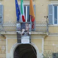 Il banner sulla facciata del Municipio di Frascati ©Archivio Virginia Fagini